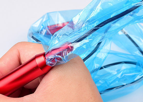 Il cavo di plastica blu della clip collega i rifornimenti con un manicotto dell'attrezzatura del tatuaggio fornitore